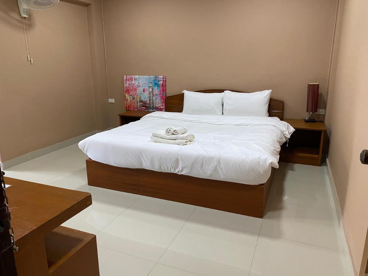 Hug Me Guesthouse Pattaya Bagian luar foto