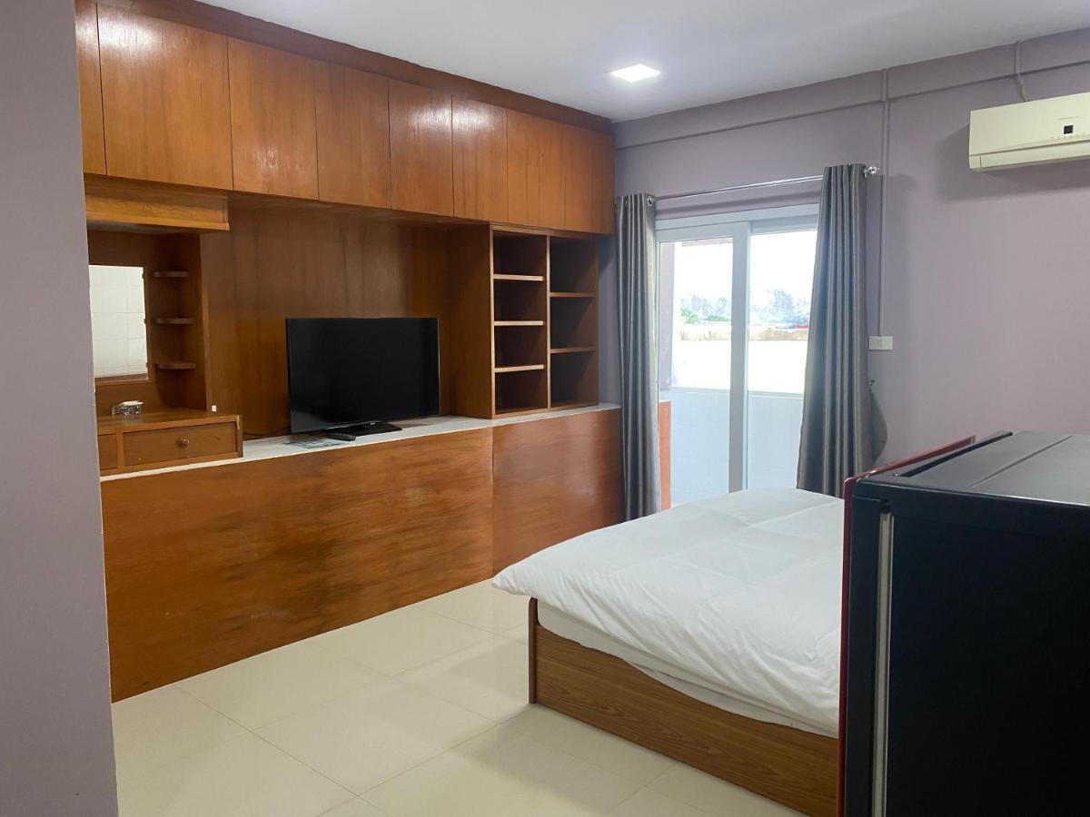 Hug Me Guesthouse Pattaya Bagian luar foto