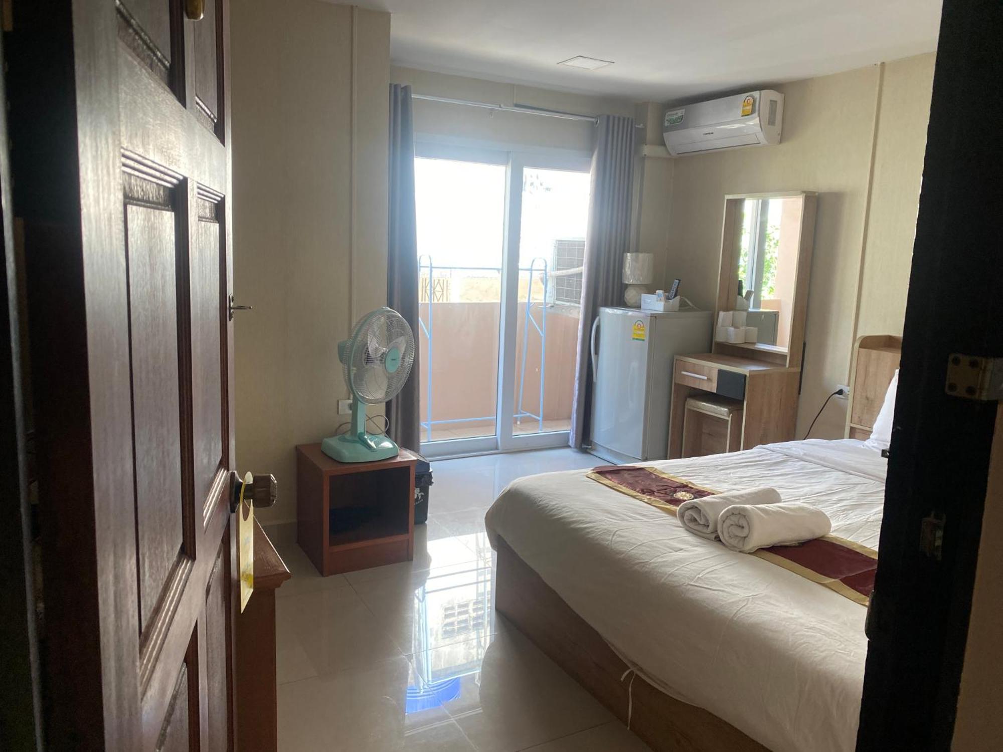 Hug Me Guesthouse Pattaya Bagian luar foto